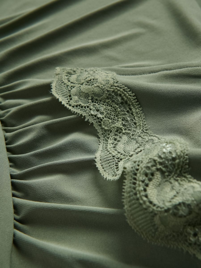 חולצה א-סימטרית עם תחרה