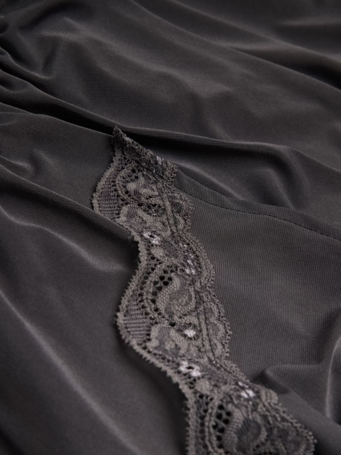 חולצה א-סימטרית עם תחרה