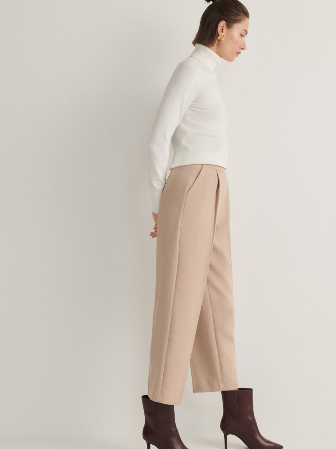 מכנסיים עם קפלים