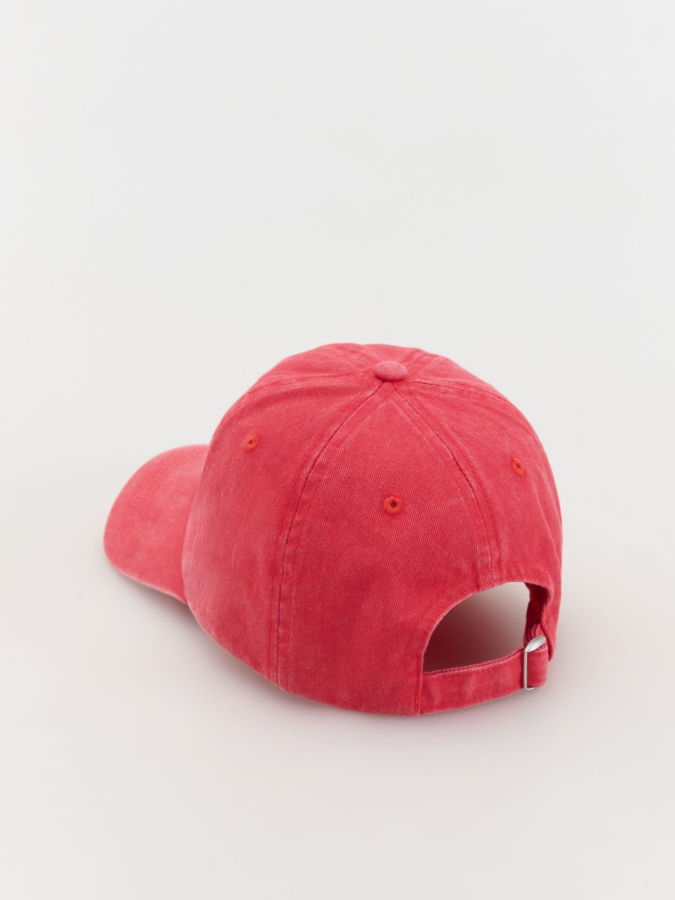 כובע מצחייה עם רקמה