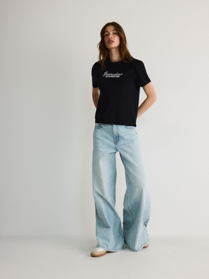 טי קצרה עם דפוס רקמה