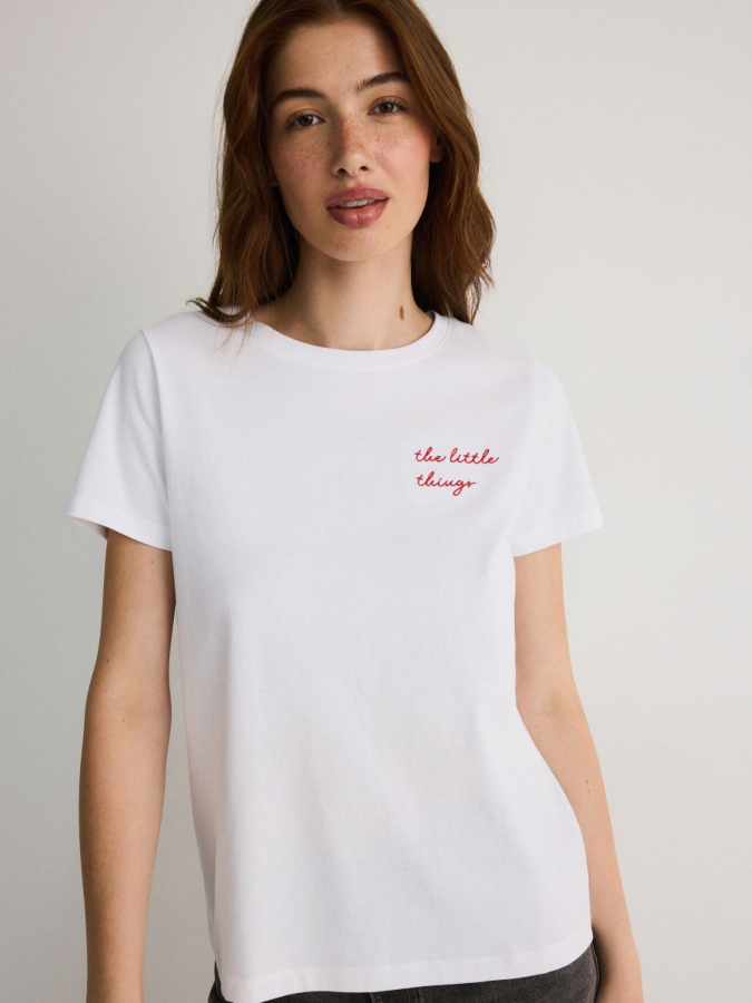 חולצת טי עם רקמה