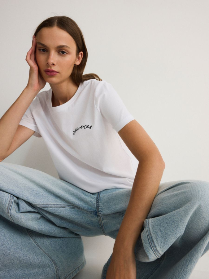 חולצת טי עם רקמה