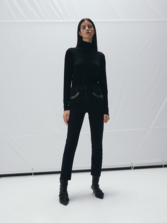 מכנסי ג'ינס צמודים עם דיטיילס.