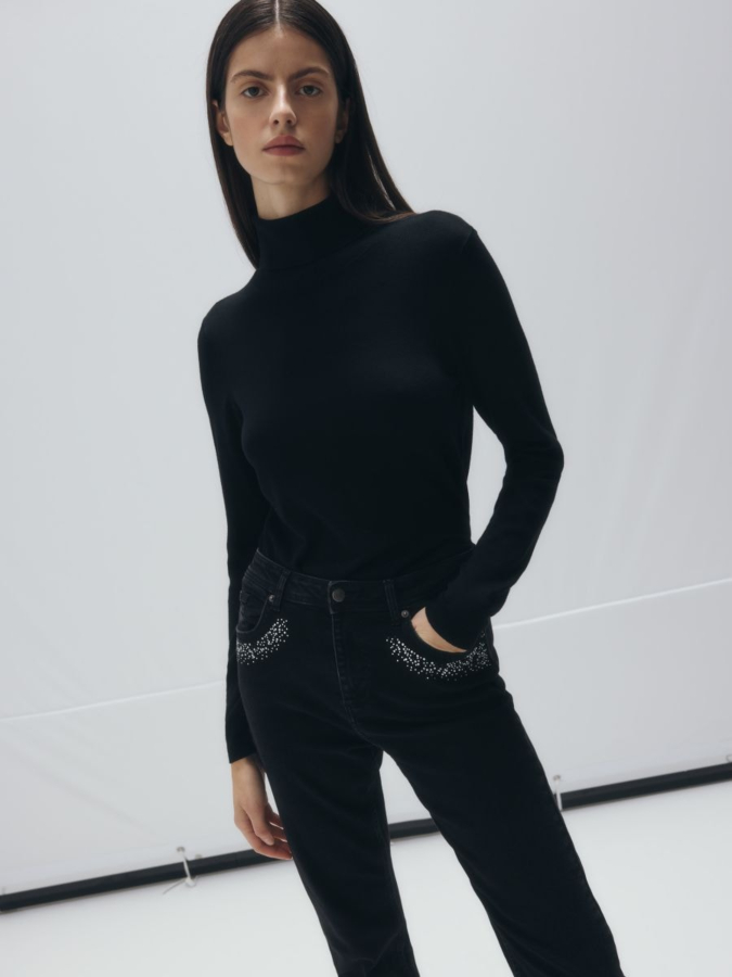 מכנסי ג'ינס צמודים עם דיטיילס.