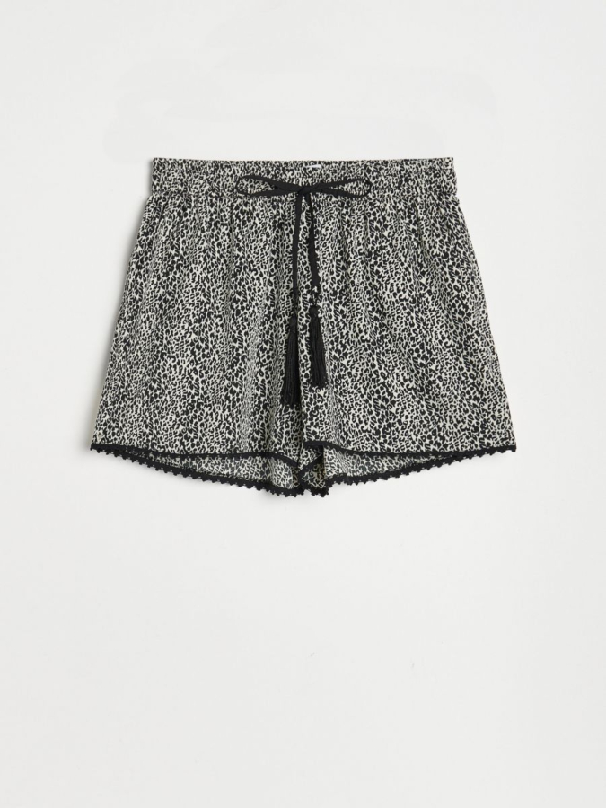 מכנסיים קצרים בגזרה רפויה