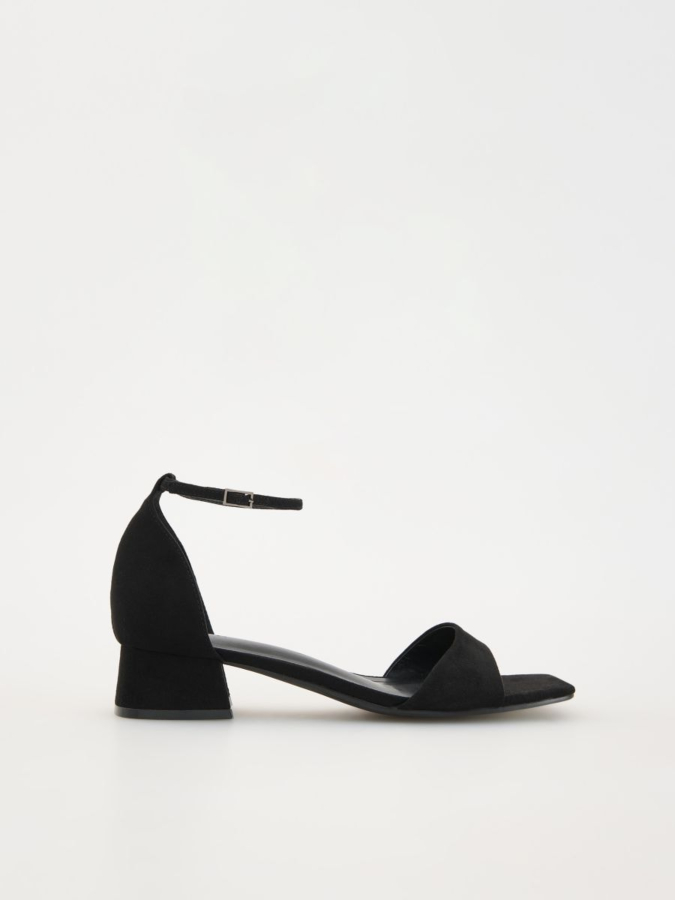 סנדלים עם עקב בלוק אופנתי