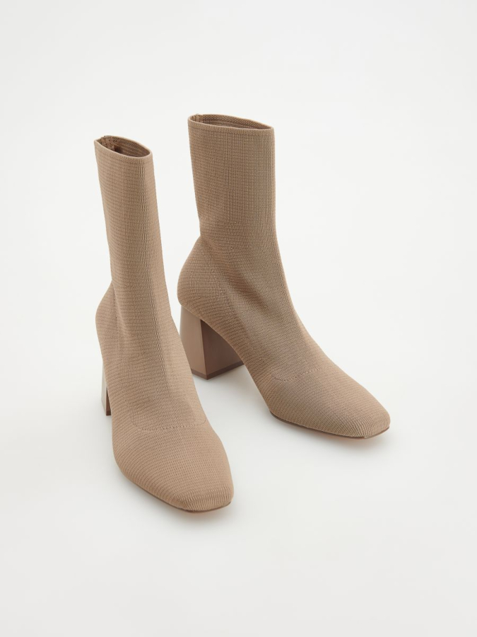 מגפי קרסול עם עקב