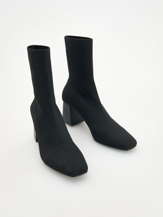 מגפי קרסול עם עקב