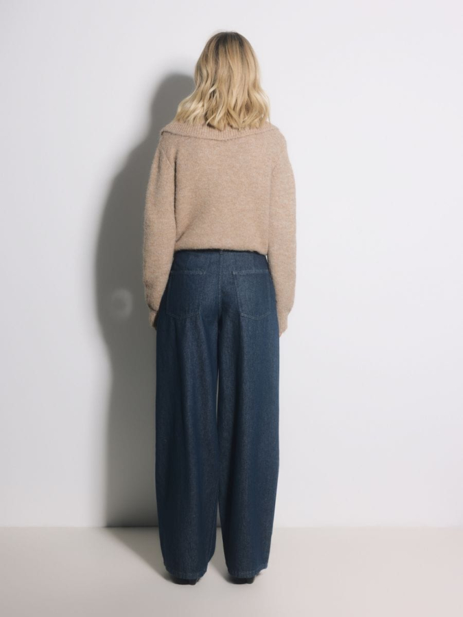 ג'ינס רחב עם קפלים