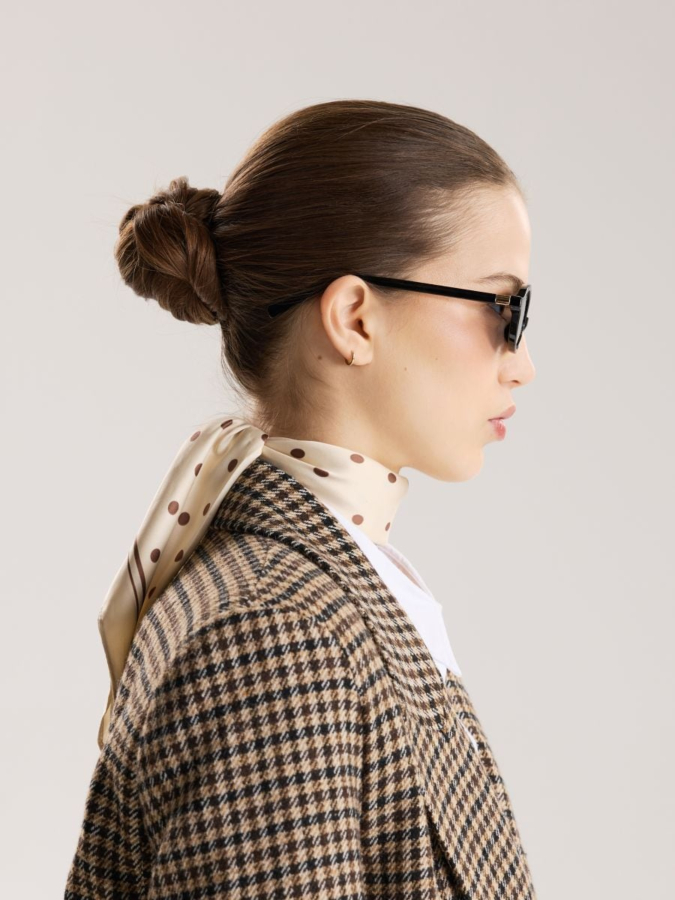 מטפחת צוואר עם הדפס נקודות