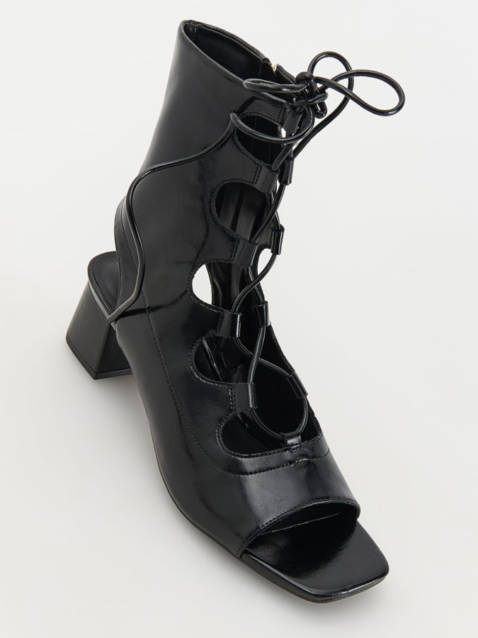 סנדלים מעור עם עקב