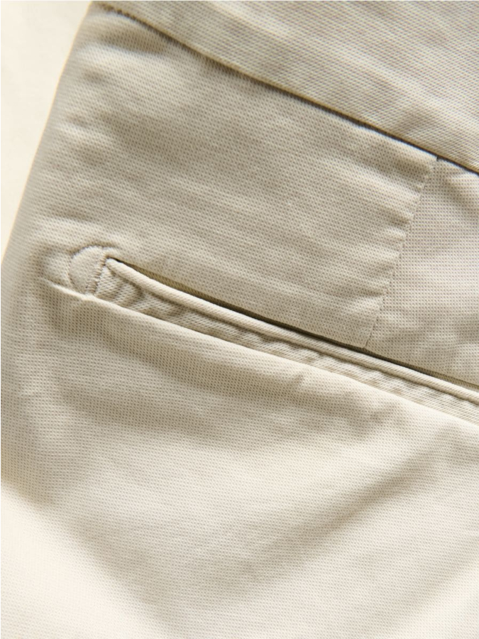 מכנסי צ'ינו בגזרת Slim Fit
