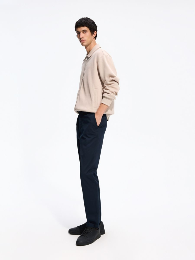 מכנסי צ'ינו בגזרת Slim Fit