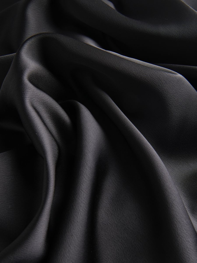 שמלה עם מחשוף עמוק בגב