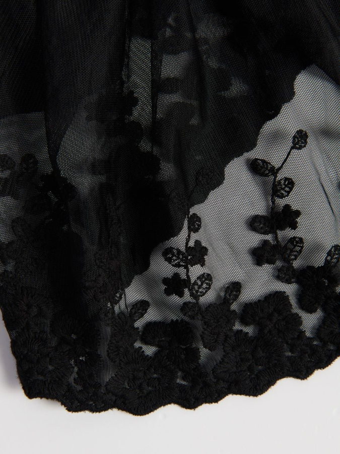 חולצה עם שרוולים מעוצבים