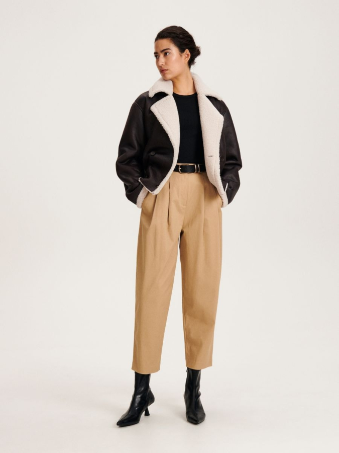 מכנסיים בגזרת סיגר עם חגורה