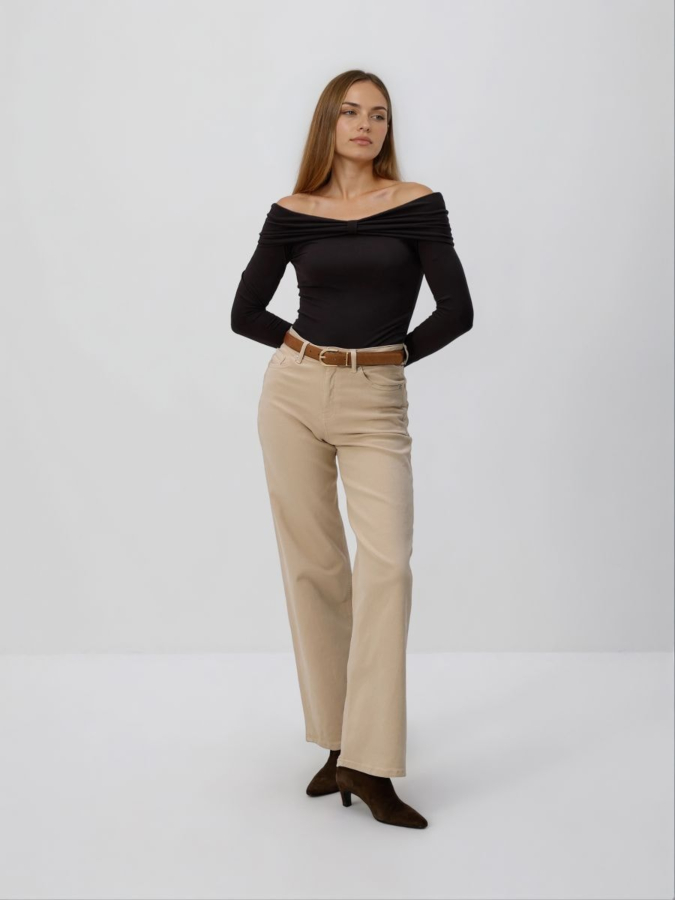 טי שירט צמודה צווארון סירה