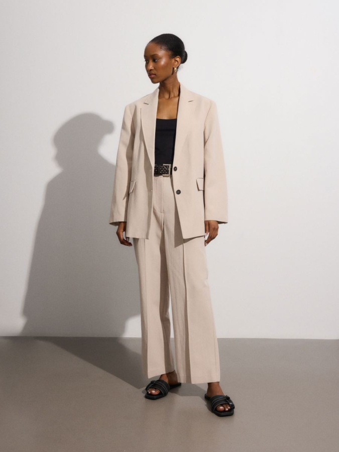 מכנסיים עם חגורת קשירה במותן