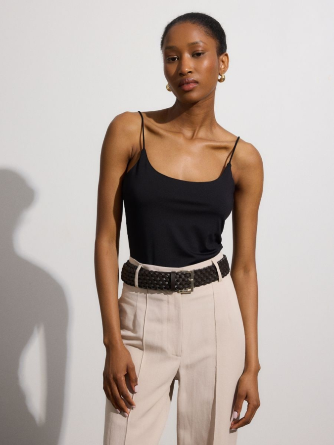 מכנסיים עם חגורת קשירה במותן