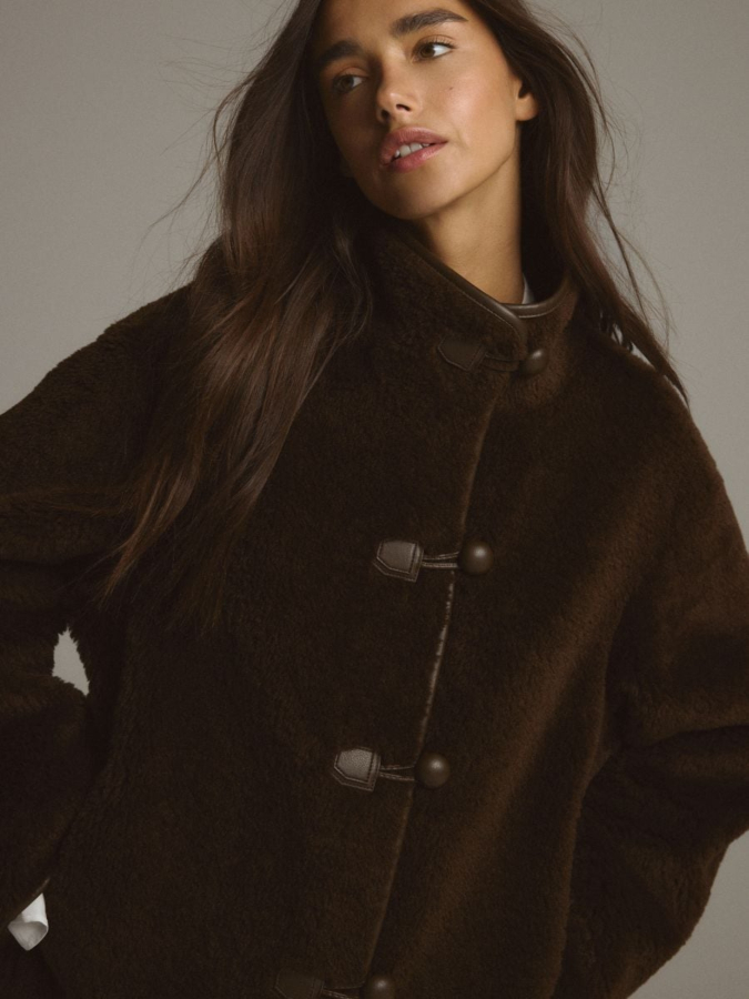 ג'קט מפרווה מלאכותית עם אבזם דקורטיבי