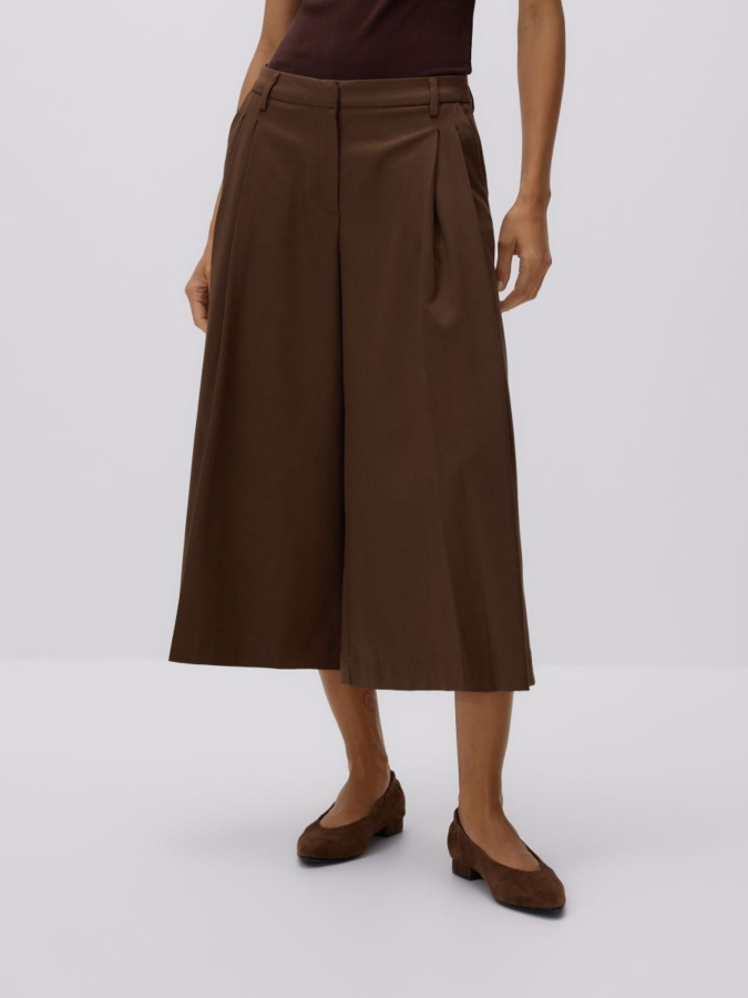 מכנסיים רחבים עם קפל