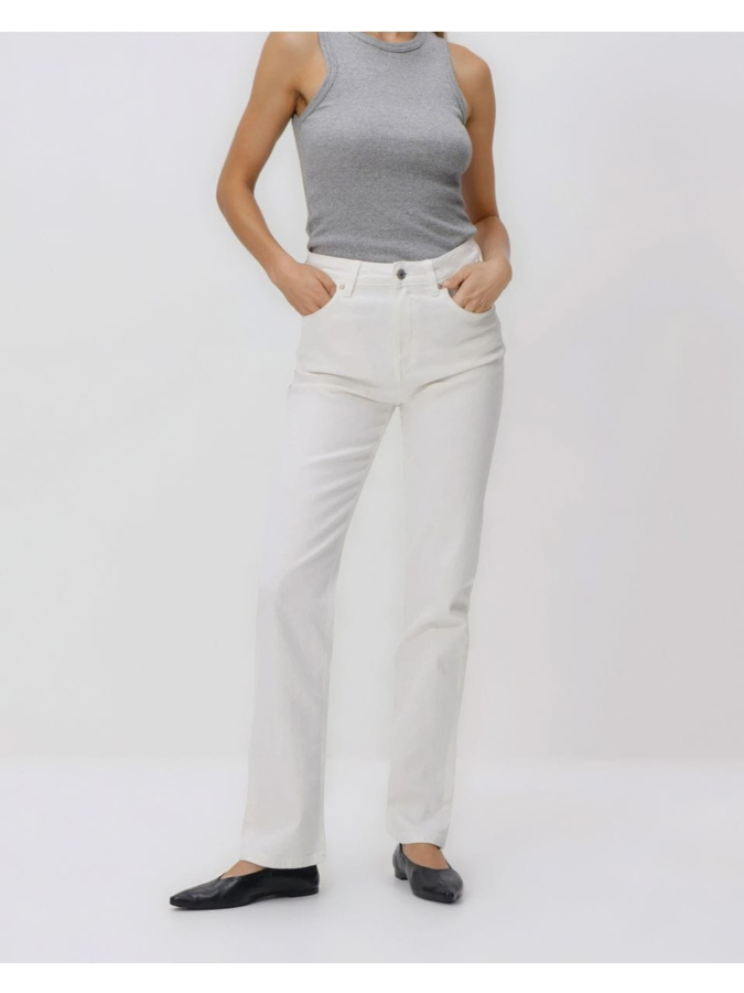 ג'ינס בגזרה ישרה