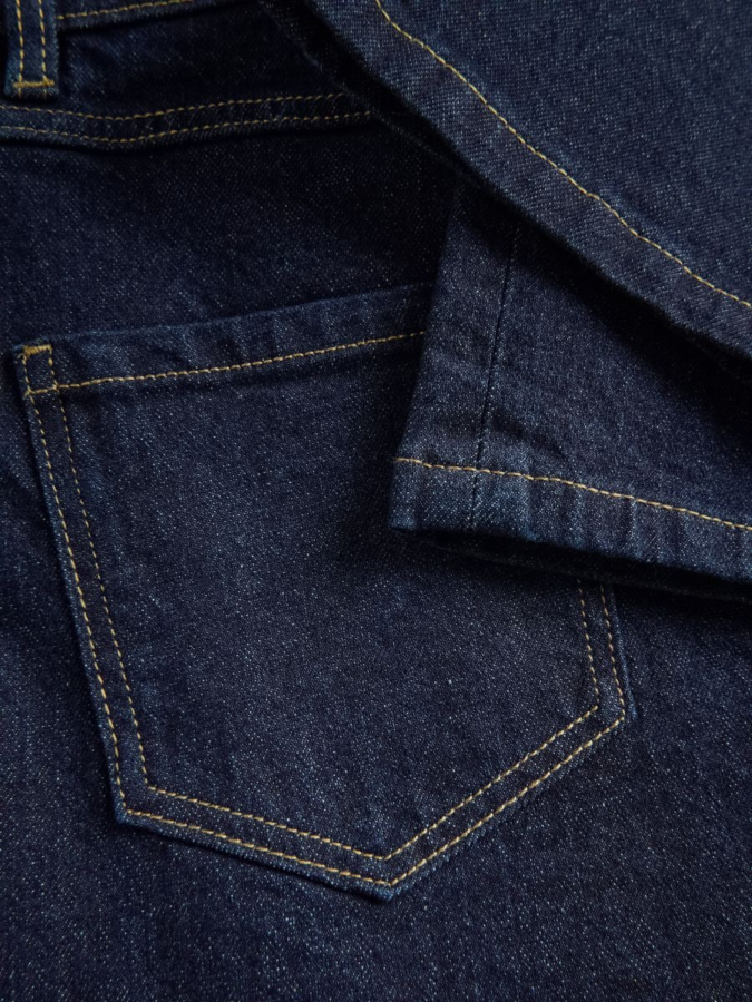 ג'ינס בגזרה ישרה