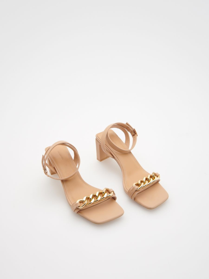 סנדלים עם רצועות עקב גבוה