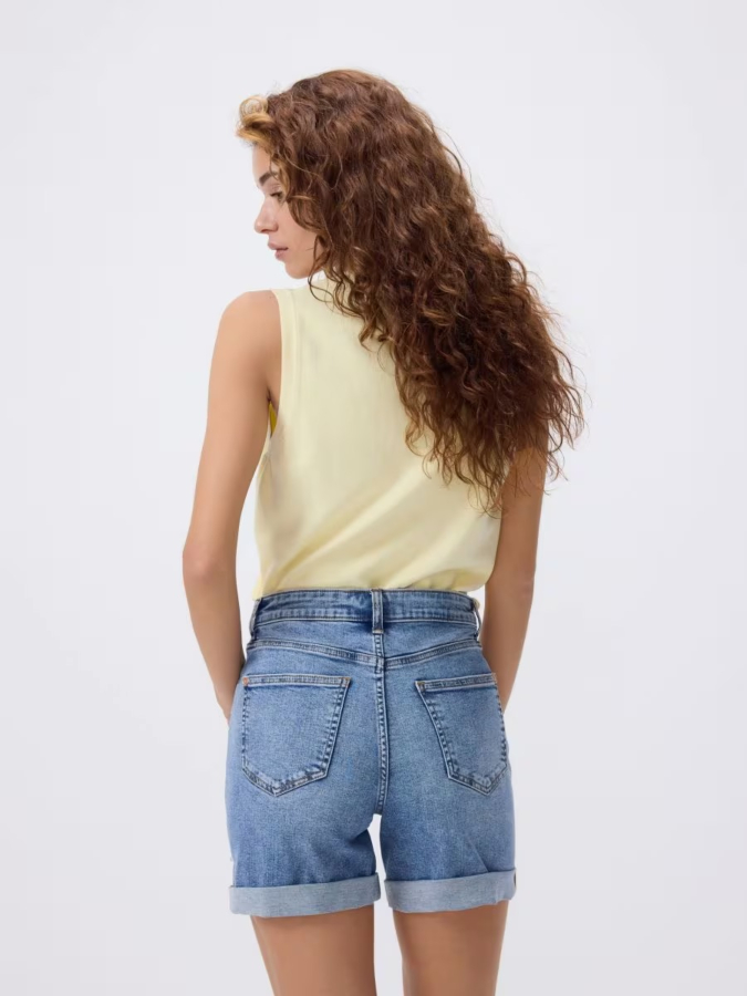 מכנסי ג'ינס קצרים עם קפל