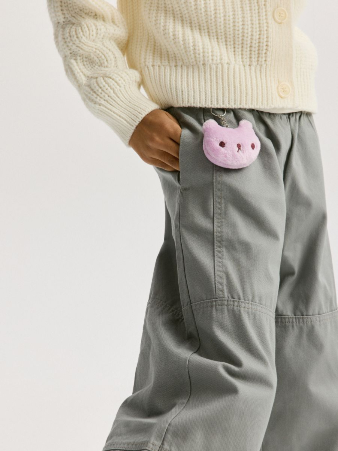 מכנסיים עם מחזיק מפתחות