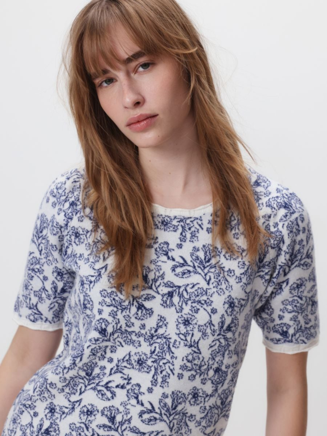 סריג שרוולים קצרים עם דוגמה