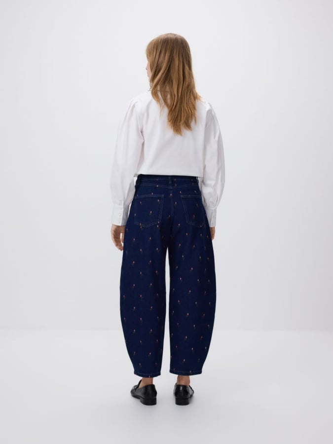 ג'ינס בגזרת Barrel עם רקמה