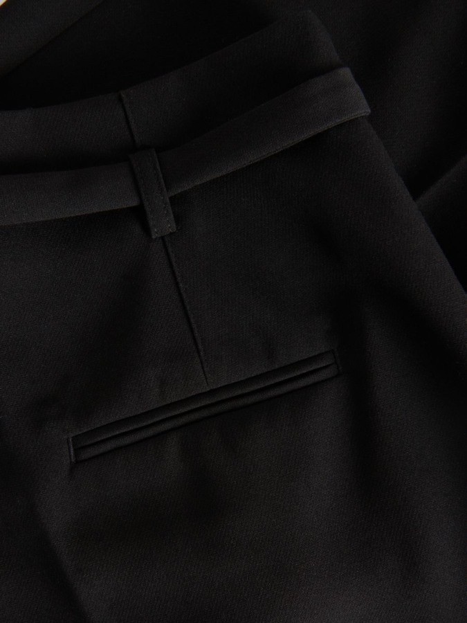 מכנסיים מחויטים עם קפל קדמי