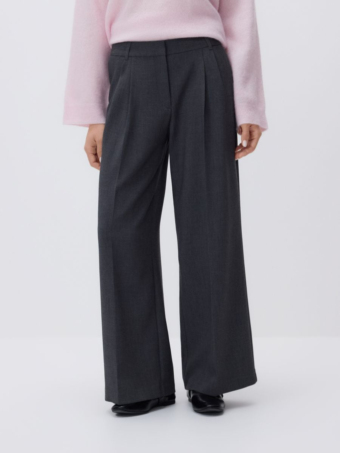 מכנסיים רחבים עם קפלים