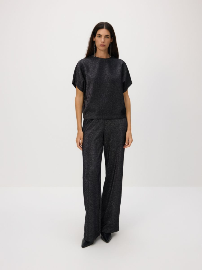 טי שירט עם חוט מטאלי