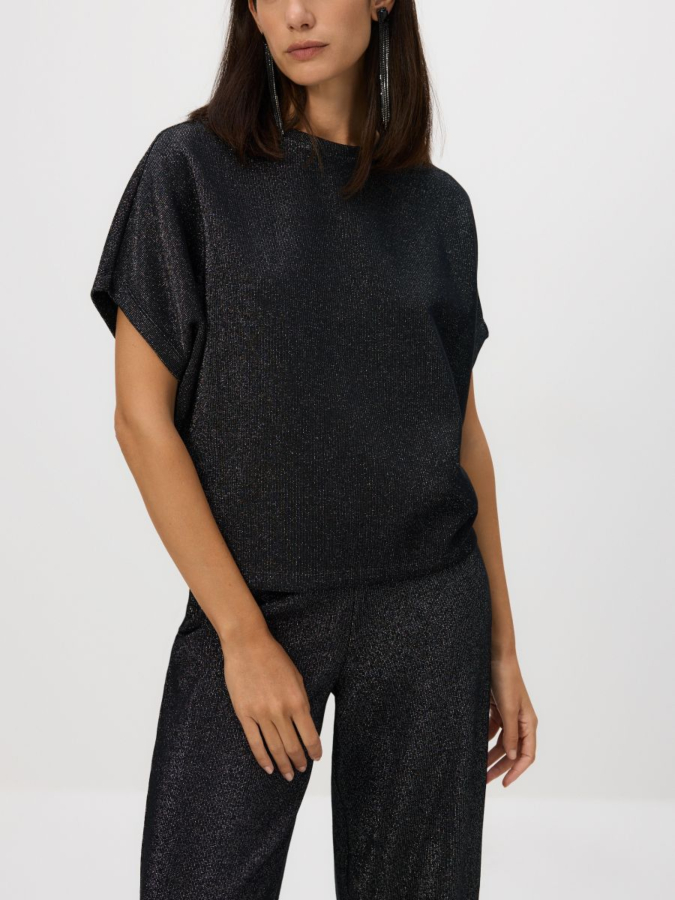 טי שירט עם חוט מטאלי