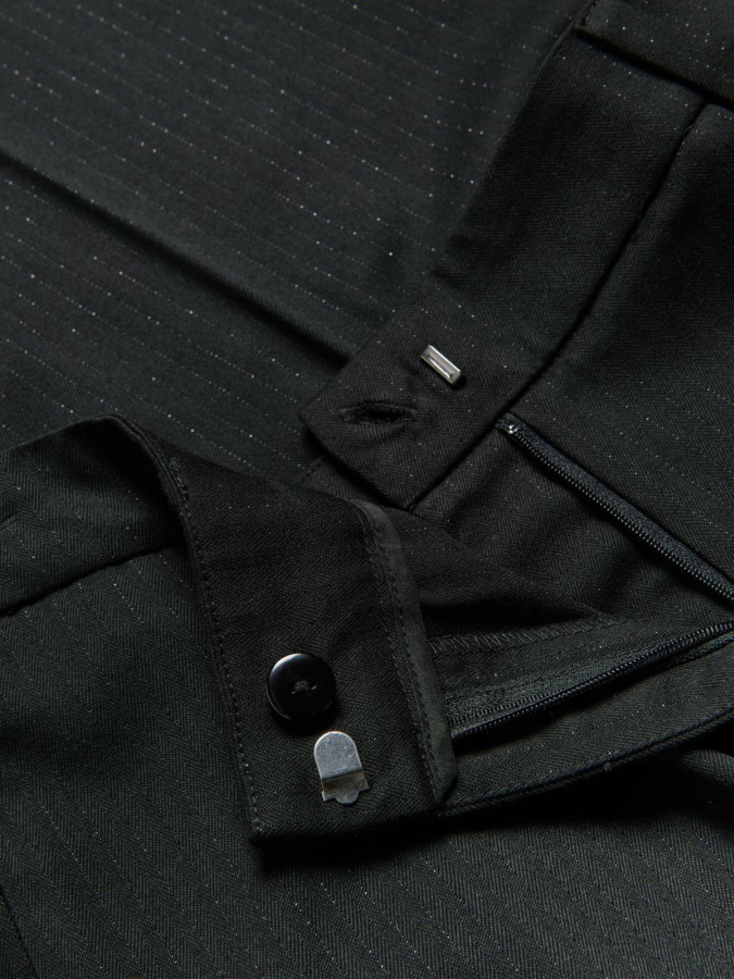 מכנסיים עם פסים מטאליים