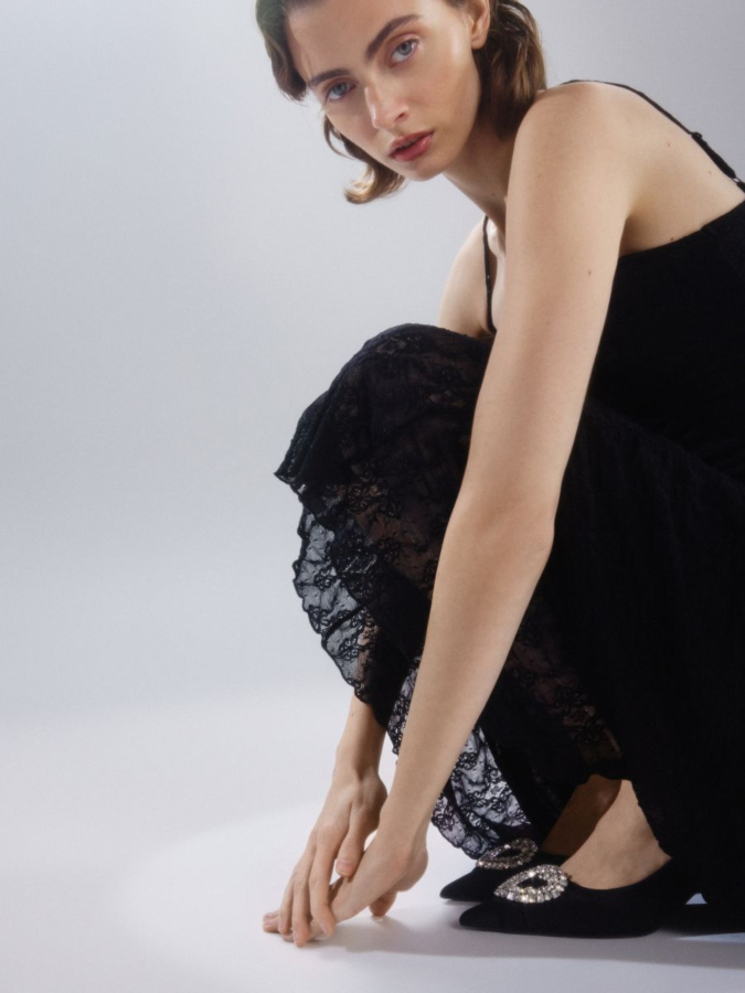 נעלי עקב עם קישוט לב