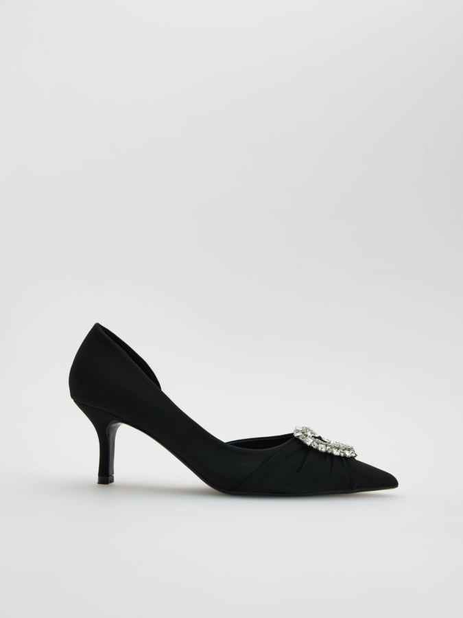 נעלי עקב עם קישוט לב