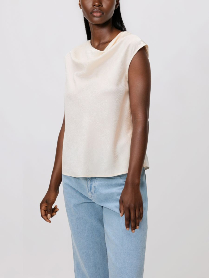 טופ עם מחשוף נשפך