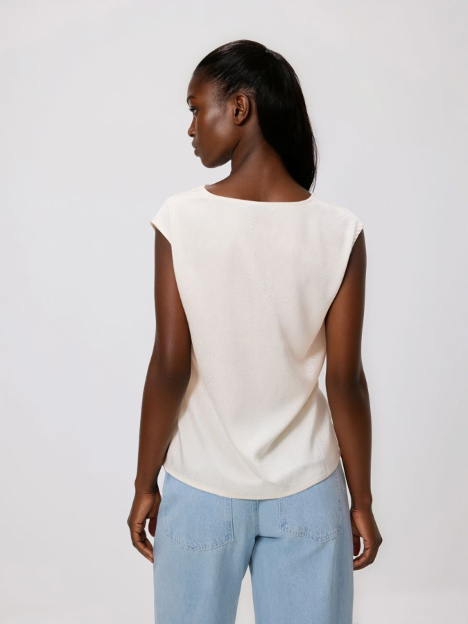 טופ עם מחשוף נשפך