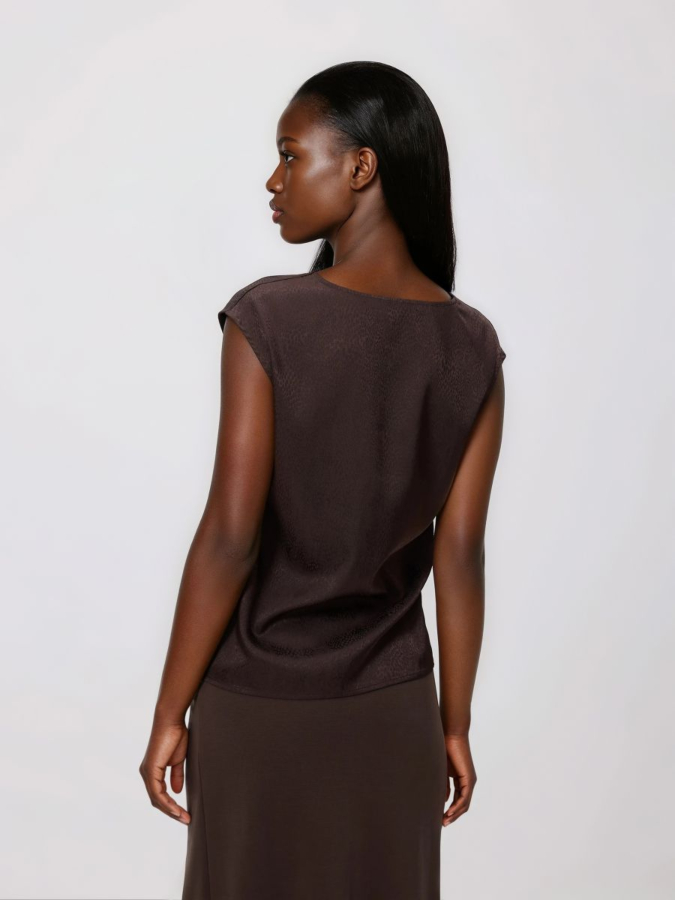 טופ עם מחשוף נשפך