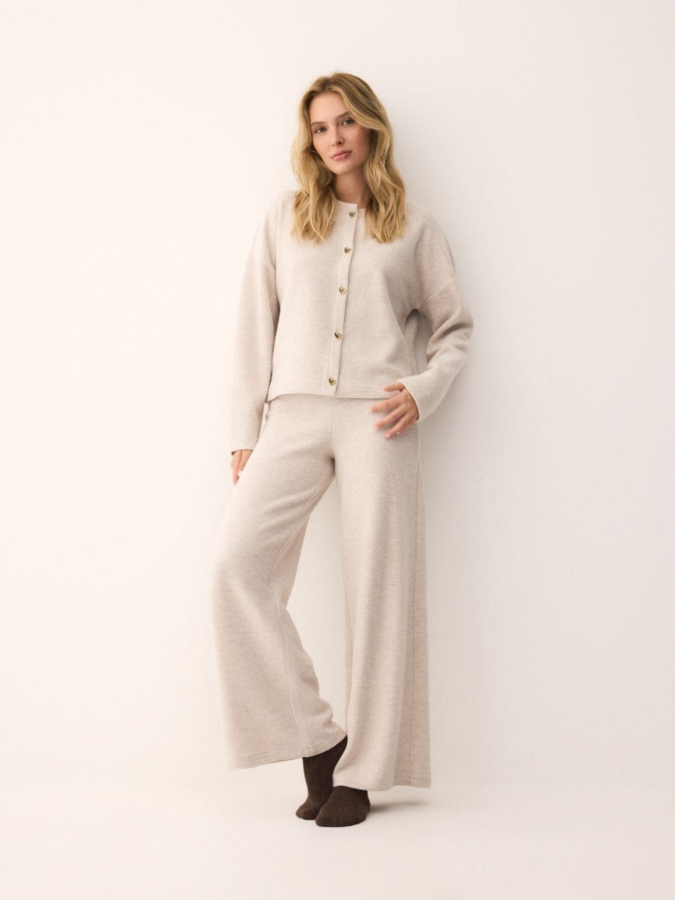 מכנסיים בגזרה רחבה