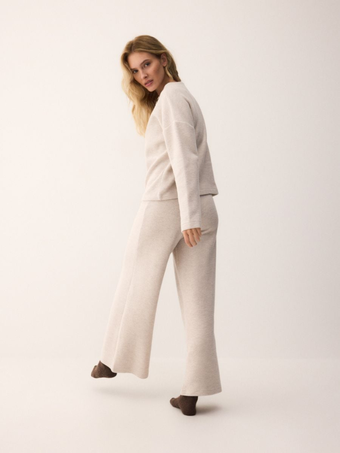 מכנסיים בגזרה רחבה