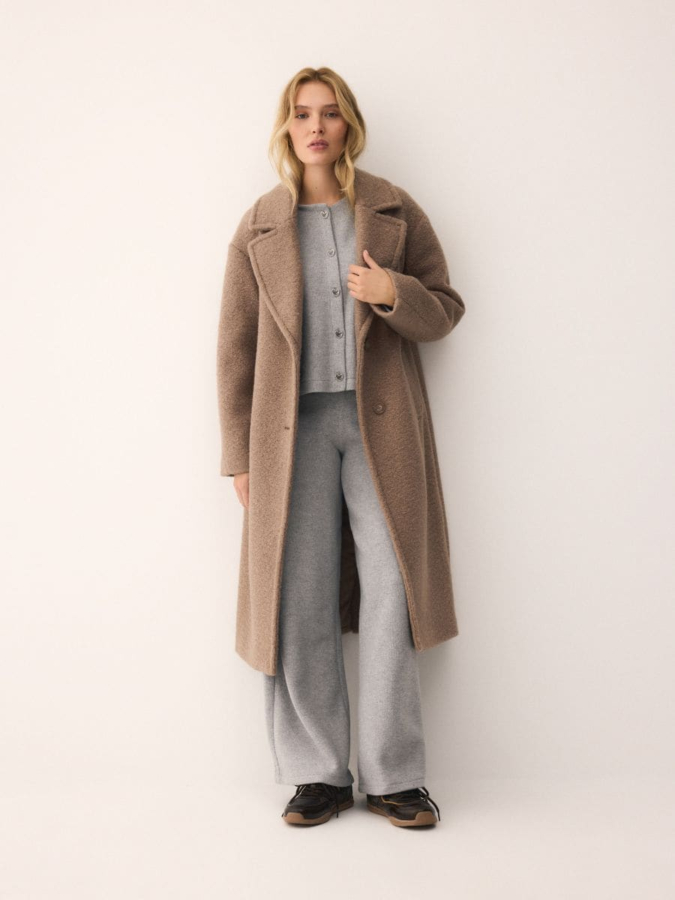 מכנסיים בגזרה רחבה