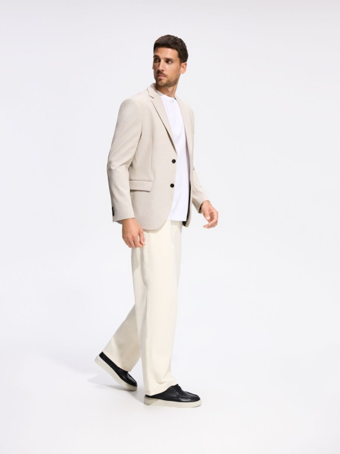 בלייזר בגזרת Slim Fit