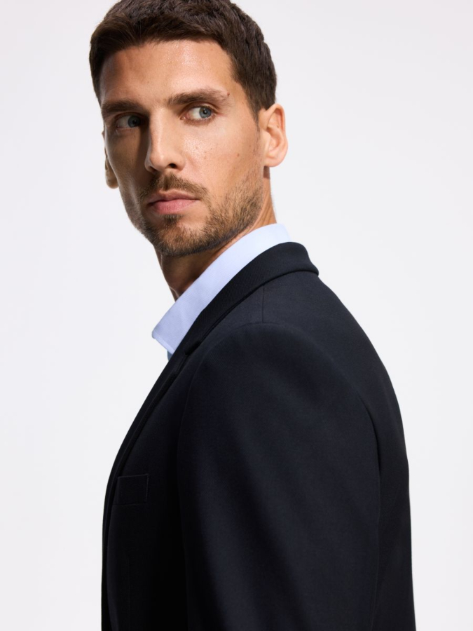 בלייזר בגזרת Slim Fit בתערובת ויסקוזה