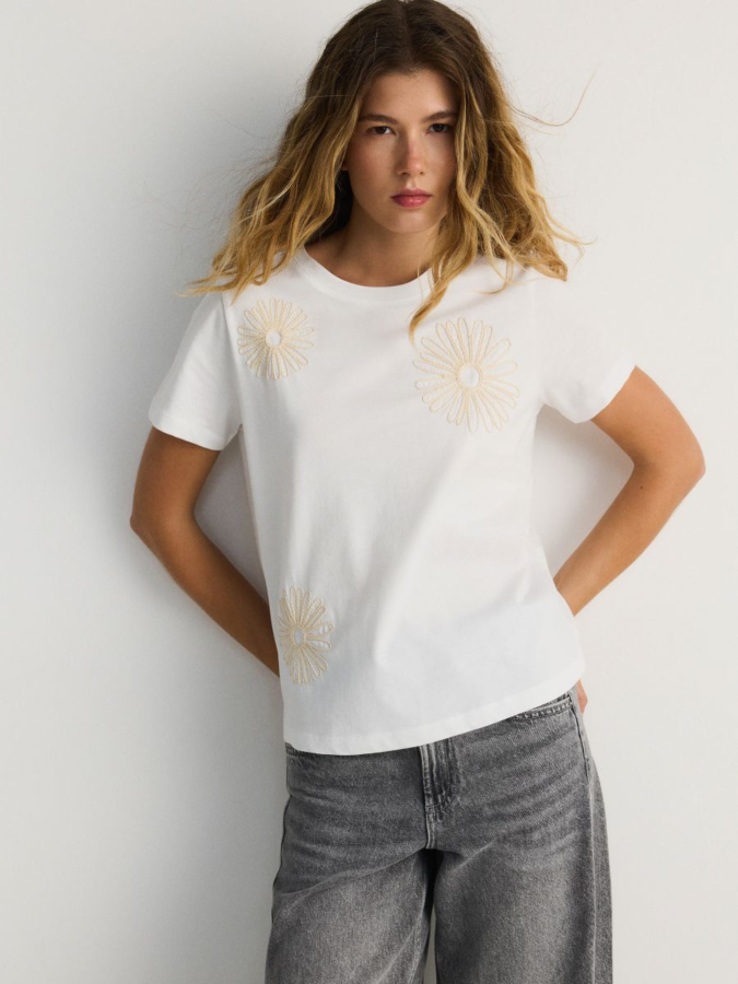 טי שירט בשילוב רקמה