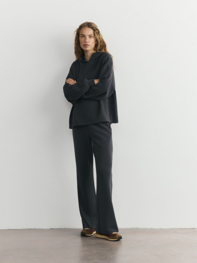 מכנסי מודל רחבים